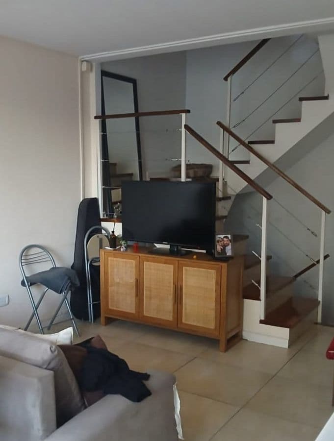Living con escalera — antes