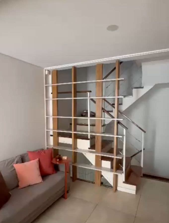 Living con escalera — después